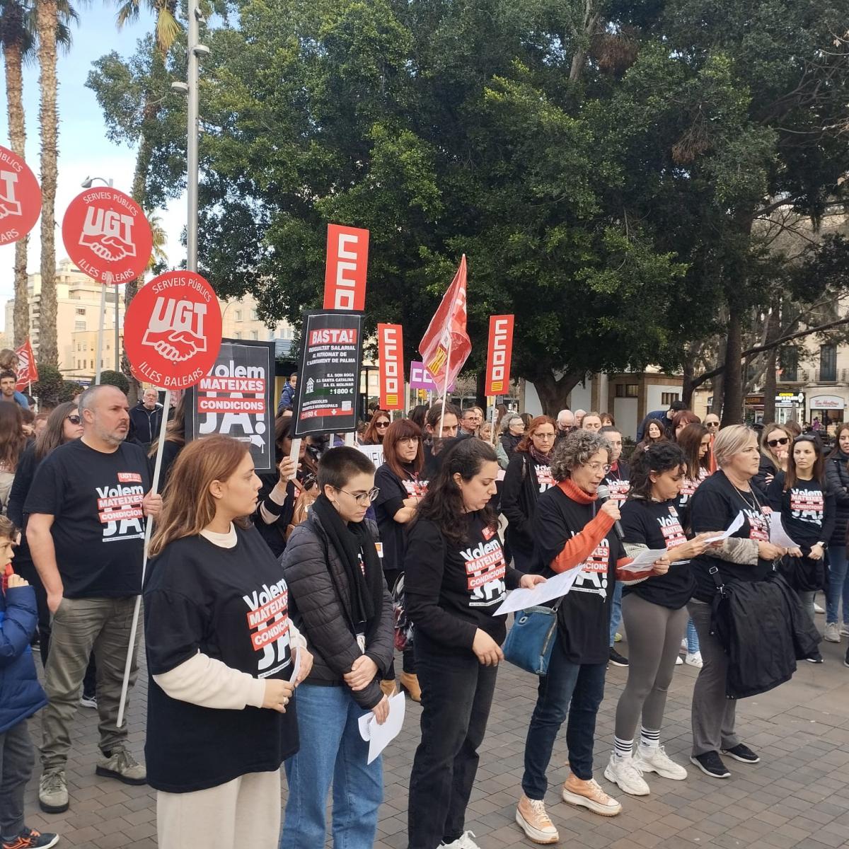 Concentraci a la Plaa dEspanya per denunciar la precarietat 
de la seva situaci