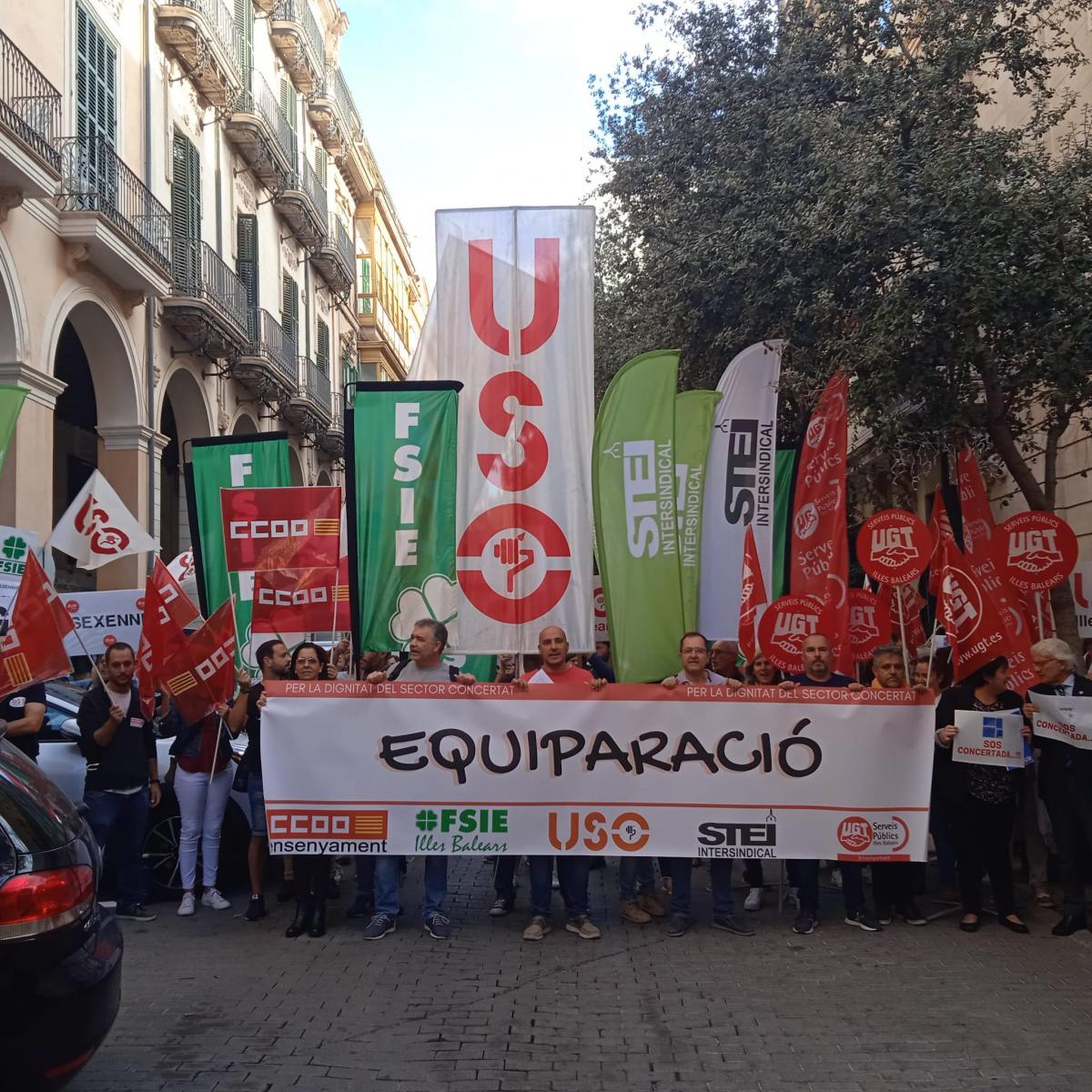 FECCOO-IB juntament amb la resta de sindicats de la concertada avui a la concentració davant el Parlament
